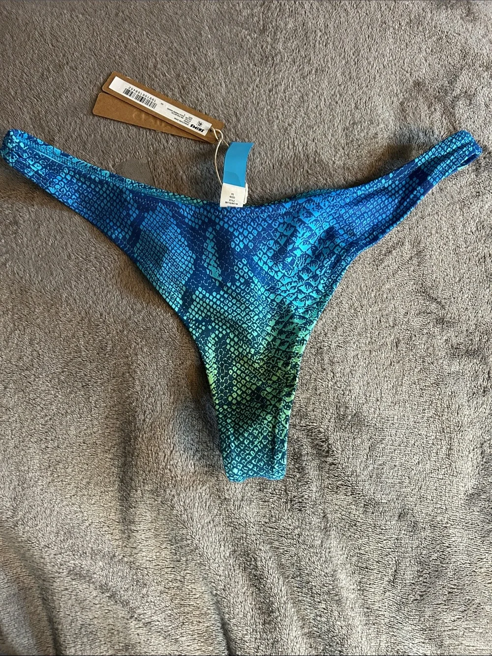 SKIMS-Signature Swim THONG BIKINI BOTTOM (Small)